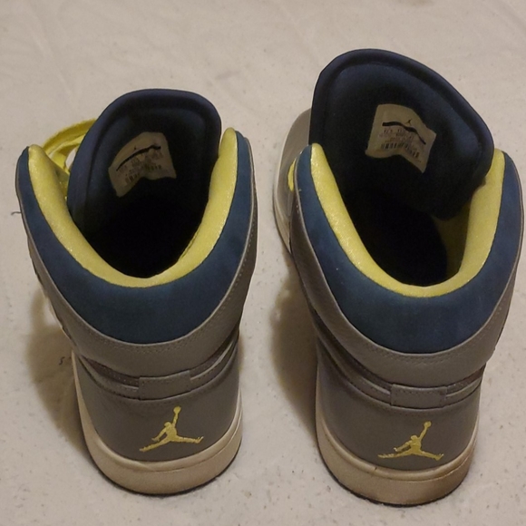 stylish pair of used  excellent condition sneakers - Picture 2 of 4